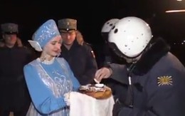 Trở về từ Syria, phi công Nga được mời bánh mì đen chấm muối