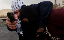 24h qua ảnh: Nhân viên an ninh mật Israel bắt giữ người Palestine