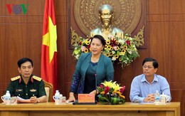 Chủ tịch Quốc hội thăm, động viên bà con vùng bão Khánh Hòa