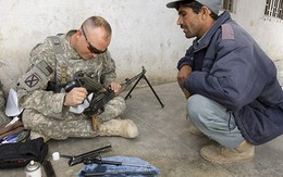 Mỹ hối thúc Afghanistan vứt bỏ súng AK được Nga "cho không"