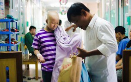Chuyện về bác xe ôm hơn 10 năm “ở vậy” nuôi con gái và đứa cháu ung thư ở Sài Gòn