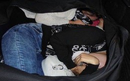 Bức ảnh 2 phụ nữ bị kẻ buôn người nhét trong túi đen rồi đặt vào cốp ô tô khiến thế giới bàng hoàng