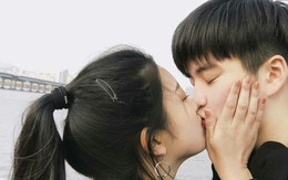 Chàng trai "dở khóc dở cười" khi hôn kiểu Pháp lại bị dính... rau muống khiến bạn gái nổi giận!