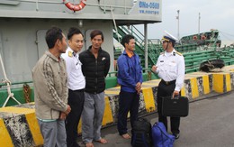 Kịp thời cứu 4 ngư dân Quảng Bình bị chìm tàu trên biển