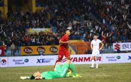 "Đại gia" Hàn Quốc sai lầm đầy khó hiểu; Công Phượng sút cực mạnh nhưng... trượt bóng