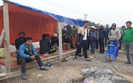 Người dân dựng lều bạt, chặn đường phản đối doanh nghiệp đào núi đêm