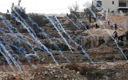 24h qua ảnh: Binh sĩ Israel bắn đạn hơi cay như mưa vào người biểu tình Palestine