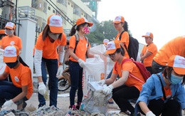 Hà Nội: Hơn 100 sinh viên bới nhặt rác thải chất đống trên đường Phạm Văn Đồng