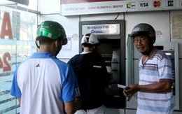 Rút tiền ở máy ATM, tài khoản bị trừ 3 lần vẫn không nhận được tiền