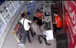 Hai nam thanh niên cầm hung khí xông vào cửa hàng điện thoại cướp tài sản