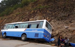 Xe khách đâm vào vách núi ở Hà Nội: Tài xế khai do mất phanh