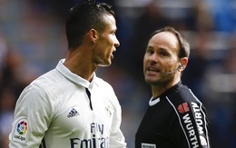 Trọng tài trận Man City: Khiến Ferdinand choáng váng, làm Ronaldo chửi thề