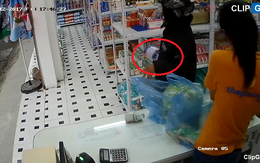 Người phụ nữ trộm đồ ngay trước mắt mà nhân viên không hay biết