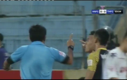 CLIP: Trọng tài thổi penalty gây tranh cãi trong trận đấu của 2 "đại gia" V-League