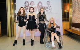 Thành viên nhóm SGirls vất vả ngồi xe lăn đến ra mắt MV