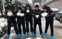 Cầu thủ U23 Việt Nam đùa vui cùng tuyết trước thềm "đại chiến" với Uzbekistan