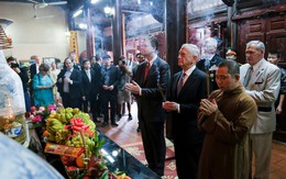 Bộ trưởng Quốc phòng Mỹ James Mattis thăm và dâng hương ở Chùa Trấn Quốc