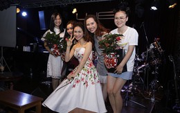 Hòa Minzy mang hoa dâm bụt đi diễn, tặng khán giả