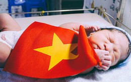 Khoảnh khắc xúc động: Em bé vừa chào đời được khoác Quốc kỳ đúng giây phút Quang Hải xé lưới đối thủ