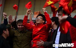 Phó Thủ tướng Vũ Đức Đam cuồng nhiệt cùng cổ động viên cổ vũ U23 Việt Nam