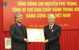 Tổng Bí thư Nguyễn Phú Trọng nhận Huy hiệu 50 năm tuổi Đảng