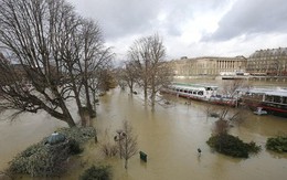 Mưa rào tồi tệ nhất trong 50 năm xảy ra, Paris chìm trong biển nước