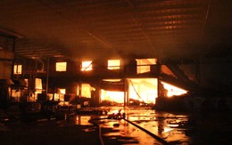 Nhà xưởng chìm trong biển lửa hơn 4 giờ chưa tắt, các chiến sĩ ăn bánh, uống nước lót dạ chữa cháy