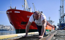 Hulk đời thực: Người đàn ông tay không kéo tàu thủy 11 nghìn tấn, tự phá kỷ lục Guinness của chính mình
