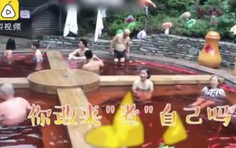 Người Trung Quốc đang kéo nhau đi tắm trong nồi lẩu, ngụp lặn cùng rau củ quả bằng nhựa