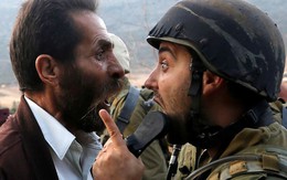 24h qua ảnh: Người biểu tình Palestine cãi nhau tay đôi với binh sĩ Israel