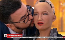Video: Robot Sophia cho phép "bạn trai" thơm má trên sóng truyền hình