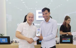 CEO Nguyễn Tử Quảng trao tận tay Bphone 3 cho những khách hàng đầu tiên