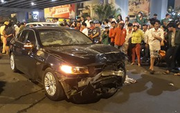 Cận cảnh hiện trường kinh hoàng  vụ ô tô BMW tông hàng loạt xe máy, taxi, nhiều người thương vong ở TP.HCM