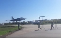 Video: Đứng tim nhìn 2 chiến cơ Su-25 bay sát mặt đất mà không va chạm