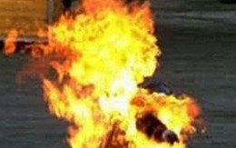 Hãi hùng chồng đổ xăng lên người và vợ rồi châm lửa đốt