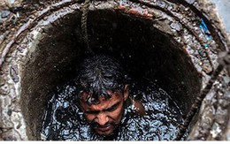 Cận cảnh công việc của các công nhân ngụp lặn trong ống thải ở Ấn Độ