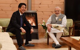 Ông Abe lần đầu khoe nhà riêng sang trọng, ông Modi học cách dùng đũa kiểu Nhật