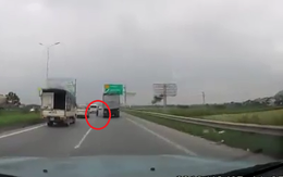Vật lạ xuất hiện trên cao tốc, tất cả hoảng hốt, tài xế xe tải "đỏ mặt" vội dừng lại