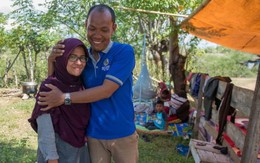 'Lục tung' nhà xác và bệnh viện 2 ngày, người đàn ông mừng rơi nước mắt khi gặp lại vợ sau động đất ở Indonesia