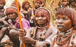Lạ lùng bộ tộc phụ nữ cầu xin được đàn ông đánh đập, trẻ sơ sinh 'mang điềm xấu' bị bỏ đói đến chết