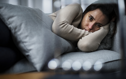 Nhiều lần bắt gặp mẹ chồng đi chân đất đến trường đón cháu khiến tôi tức điên nhưng đến khi biết sự thật thì đã quá muộn