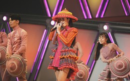 Đông Nhi gây thích thú khi diện trang phục H'Mông, đội nón lá trên sân khấu Nhật Bản