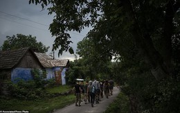 Hé lộ trại hè đào tạo các tay súng "ngắm là bắn, bắn là chết" từ 8 tuổi trong rừng sâu Ukraine