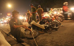 Hiện trường vụ ô tô "điên" tông hàng loạt xe máy ở Sài Gòn, 1 người chết, 4 người kêu cứu