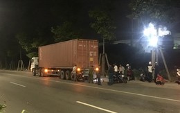 Mải dùng điện thoại khi đi xe máy, nam thanh niên tông đuôi xe container nguy kịch