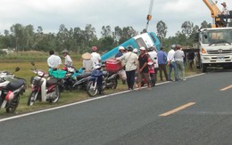 Ô tô đưa đón công nhân mất lái, người dân lội ruộng, đập kính đưa tài xế ra ngoài