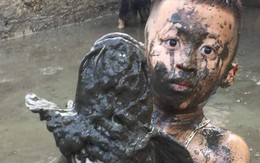 Cậu bé vây bắt con cá to gần bằng người khiến dân mạng vừa ngạc nhiên vừa thích thú