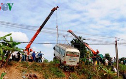 Xe khách lao xuống ruộng, 7 người bị thương