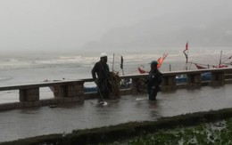 Nhiều ngư dân Vũng Tàu liều lĩnh ra biển kiểm tra tài sản giữa cơn bão số 9 quét qua