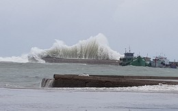 Clip sóng cao 9m cuộn chân giàn khoan ở Vũng Tàu, người dân TP.HCM không dám ra đường do bão
